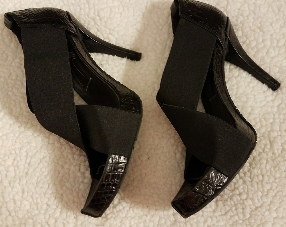 Donald J Pliner platform sandals size 10